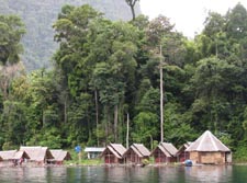 Sdostasien, Thailand - Schwimmende Htten am Ratchaphrapha-See vor sagenhafter Regenwald-Kulisse